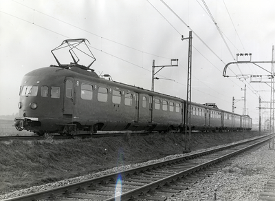 167322 Afbeelding van een electrisch treinstel mat. 1936 van de N.S. te Leidschendam.